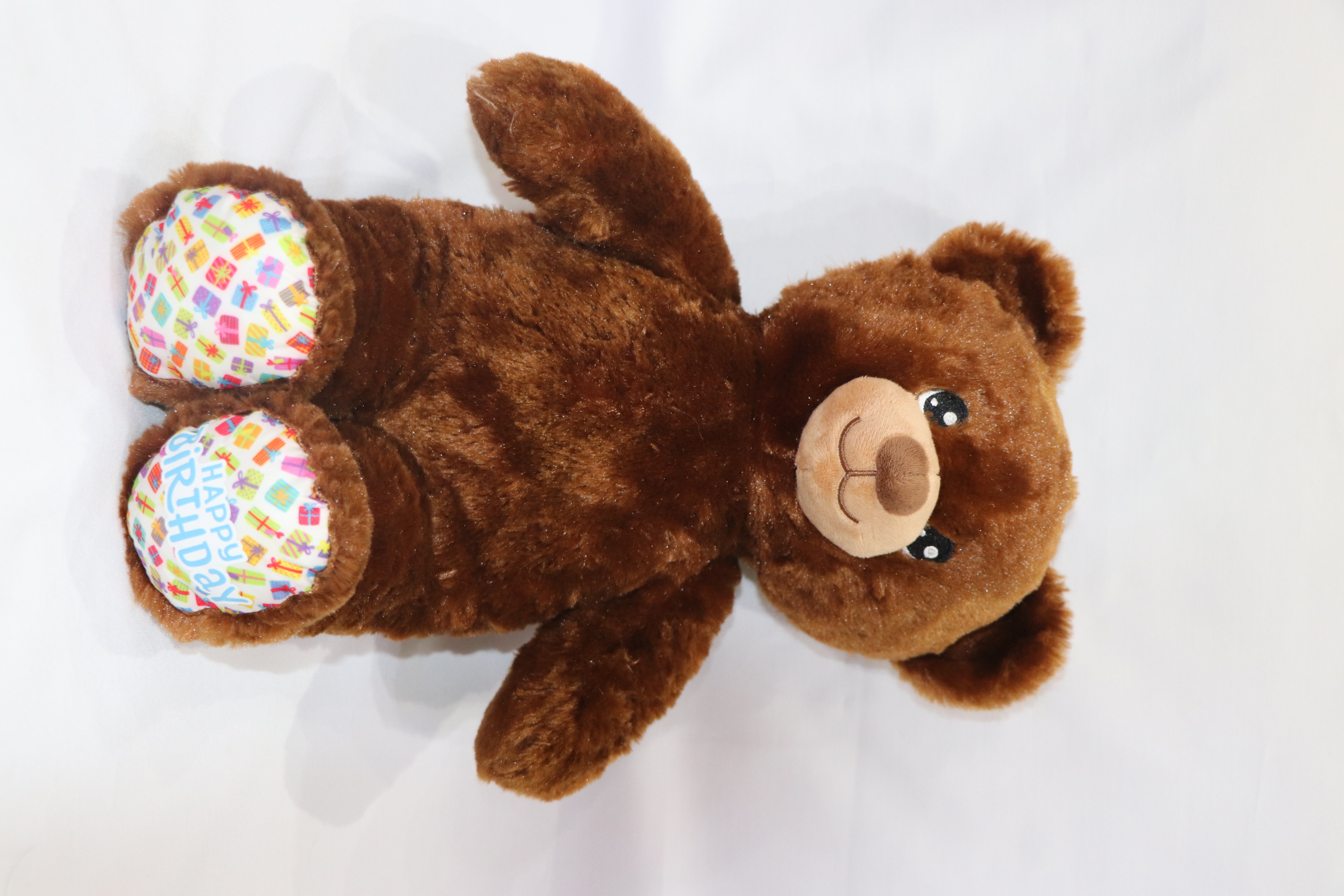 عروسک خرس تولد پولیشی خرس عروسکی تولدی بیلد ا بیر (Build-A-Bear) با رنگ قهوه‌ای شکلاتی و طراحی دوست‌داشتنی، یکی از محبوب‌ترین خرس‌های مناسب هدیه و کلکسیون است. این خرس حدود 40 سانتی‌متر ارتفاع دارد و با پارچه پولیشی بسیار نرم و باکیفیت تولید شده است. ویژگی خاص این مدل، طرح رنگارنگ کادوها و عبارت Happy Birthday روی کف پاهاست که آن را به گزینه‌ای ایده‌آل برای هدیه تولد تبدیل می‌کند. چهره مهربان، دوخت باکیفیت و ظاهر کلاسیک این خرس باعث شده در میان طرفداران برند بیلد ا بیر محبوبیت زیادی داشته باشد. این عروسک برای هدیه، دکور اتاق و کلکسیون عروسک‌های اورجینال انتخابی جذاب و ماندگار است.برندB.A.Bآمریکا